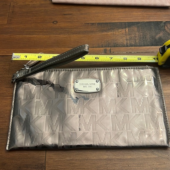 Michael kors wristlet gray metallic - Picture 1 of 5